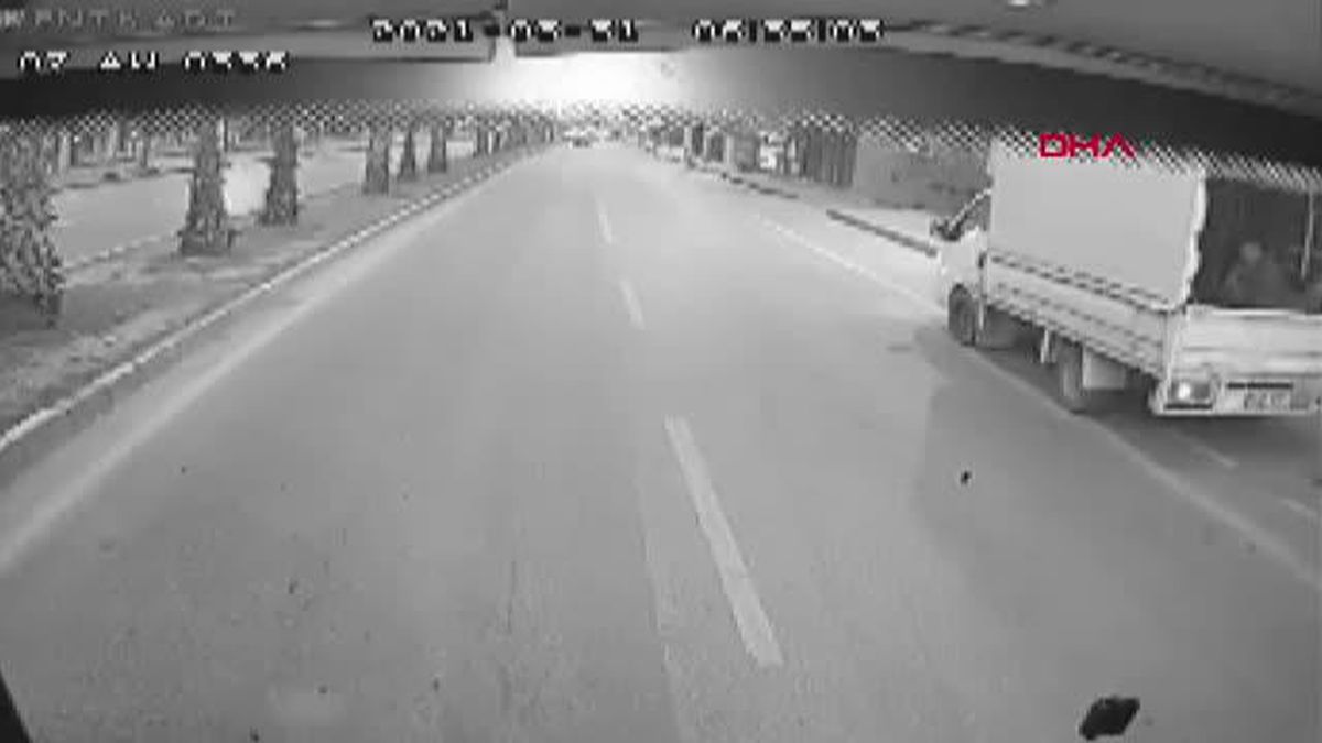 ANTALYA Darbedilen kadını kurtaran otobüs şoförünü bıçakla tehdit eden 2 şüpheli tutuklandı -ARŞİV GÖRÜNTÜLERLE