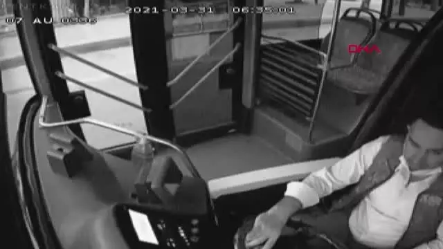 ANTALYA Darbedilen kadını kurtaran otobüs şoförünü bıçakla tehdit eden 2 şüpheli tutuklandı -ARŞİV GÖRÜNTÜLERLE ANTALYA Darbedilen kadını kurtaran otobüs şoförünü bıçakla tehdit eden 2 şüpheli tutuklandı -ARŞİV GÖRÜNTÜLERLE