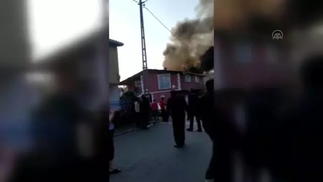 Ataşehir'de bir evin çatısında çıkan yangın hasara yol açtı Ataşehir'de bir evin çatısında çıkan yangın hasara yol açtı