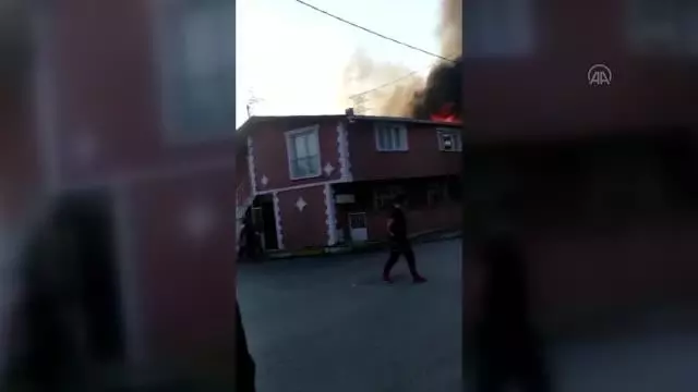 Ataşehir'de bir evin çatısında çıkan yangın hasara yol açtı Ataşehir'de bir evin çatısında çıkan yangın hasara yol açtı