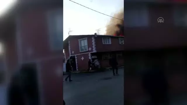Ataşehir'de bir evin çatısında çıkan yangın hasara yol açtı Ataşehir'de bir evin çatısında çıkan yangın hasara yol açtı