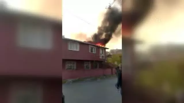 Ataşehir'de bir evin çatısında çıkan yangın hasara yol açtı Ataşehir'de bir evin çatısında çıkan yangın hasara yol açtı
