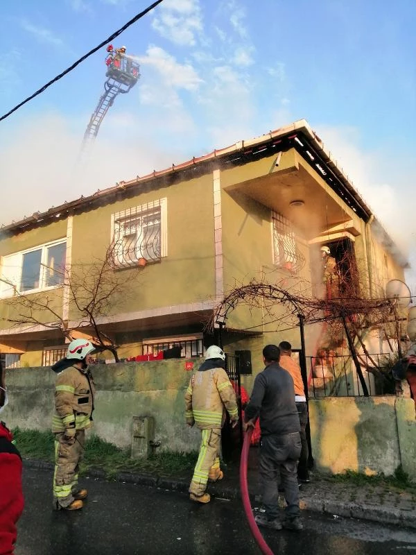 Son dakika! Ataşehir'de çatı yangını