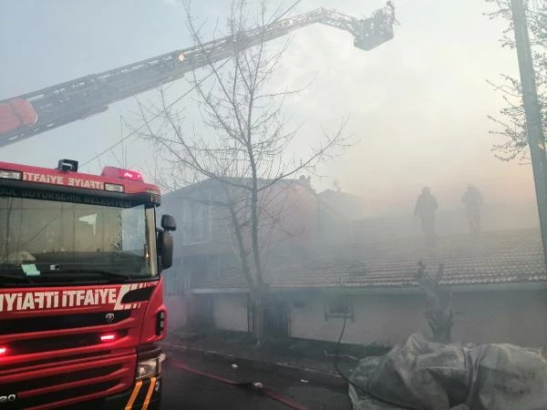 Son dakika! Ataşehir'de çatı yangını