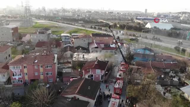 Son dakika haberi... Ataşehir'de çatıları saran alevler, mahalleliyi sokağa döktü Son dakika haberi... Ataşehir'de çatıları saran alevler, mahalleliyi sokağa döktü