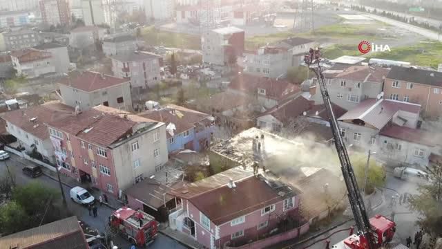 Son dakika haberi... Ataşehir'de çatıları saran alevler, mahalleliyi sokağa döktü Son dakika haberi... Ataşehir'de çatıları saran alevler, mahalleliyi sokağa döktü