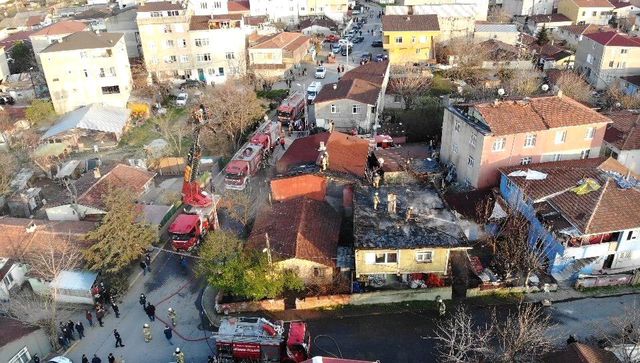 Son dakika haberi... Ataşehir'de çatıları saran alevler, mahalleliyi sokağa döktü Son dakika haberi... Ataşehir'de çatıları saran alevler, mahalleliyi sokağa döktü