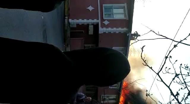 Son dakika haberi... Ataşehir'de çatıları saran alevler, mahalleliyi sokağa döktü Son dakika haberi... Ataşehir'de çatıları saran alevler, mahalleliyi sokağa döktü