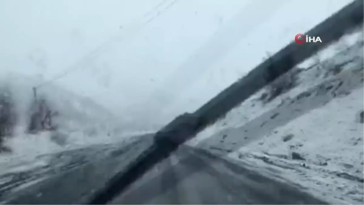 Baharı bekleyen Şırnak'ta kar yağışı etkili oluyor