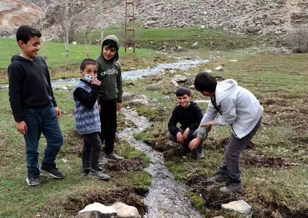 VAN Bahçesaray yolunda kış, merkezde bahar VAN Bahçesaray yolunda kış, merkezde bahar