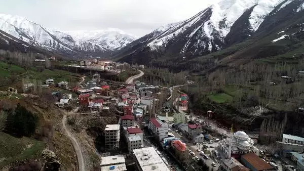 VAN Bahçesaray yolunda kış, merkezde bahar VAN Bahçesaray yolunda kış, merkezde bahar
