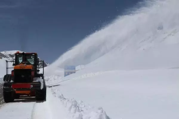 VAN Bahçesaray yolunda kış, merkezde bahar VAN Bahçesaray yolunda kış, merkezde bahar
