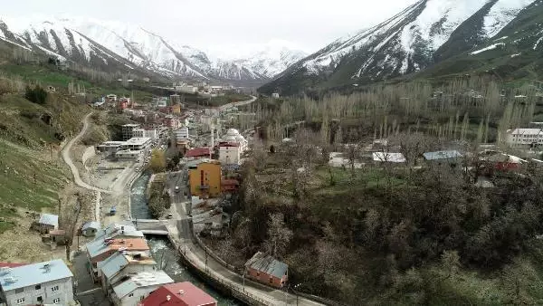 VAN Bahçesaray yolunda kış, merkezde bahar VAN Bahçesaray yolunda kış, merkezde bahar