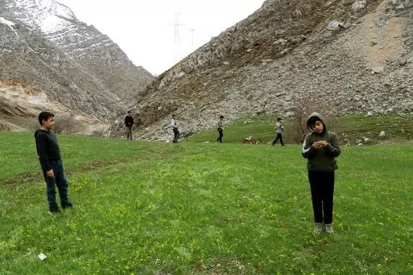 VAN Bahçesaray yolunda kış, merkezde bahar VAN Bahçesaray yolunda kış, merkezde bahar