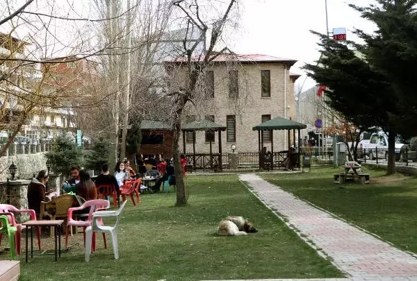 VAN Bahçesaray yolunda kış, merkezde bahar VAN Bahçesaray yolunda kış, merkezde bahar
