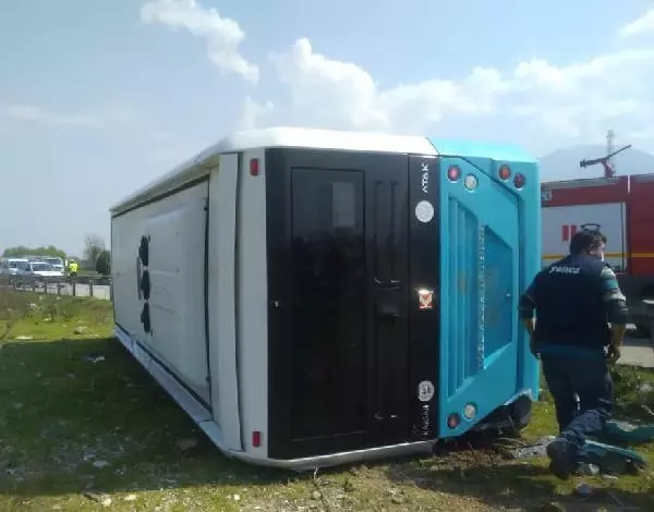 Bakım sonrası test sürüşünde devrilen halk otobüsünün şoförü yaralandı