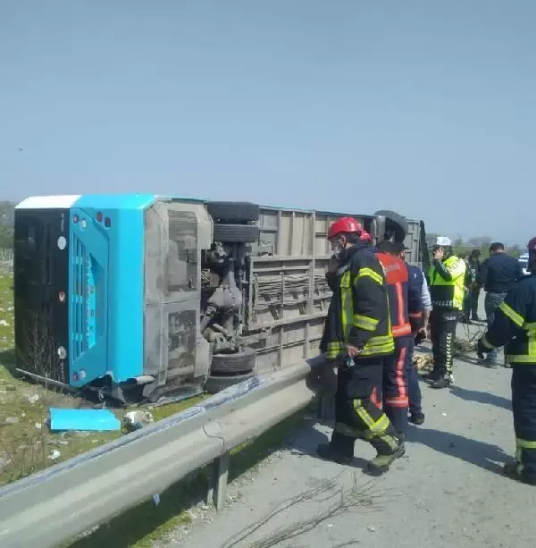 Bakım sonrası test sürüşünde devrilen halk otobüsünün şoförü yaralandı