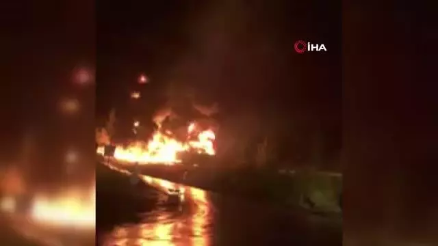 Son dakika 3. sayfa: Bozyazı'da seyir halindeki tır alev topuna döndü Son dakika 3. sayfa: Bozyazı'da seyir halindeki tır alev topuna döndü