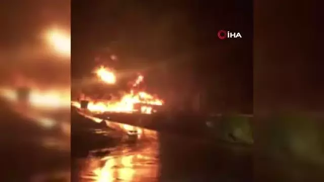 Son dakika 3. sayfa: Bozyazı'da seyir halindeki tır alev topuna döndü Son dakika 3. sayfa: Bozyazı'da seyir halindeki tır alev topuna döndü