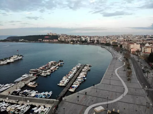 Kısıtlamada Taksim meydanı turistlere kaldı Kısıtlamada Taksim meydanı turistlere kaldı