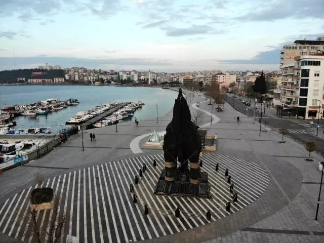 Kısıtlamada Taksim meydanı turistlere kaldı Kısıtlamada Taksim meydanı turistlere kaldı