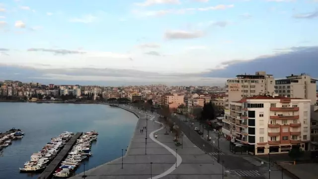 Kısıtlamada Taksim meydanı turistlere kaldı Kısıtlamada Taksim meydanı turistlere kaldı