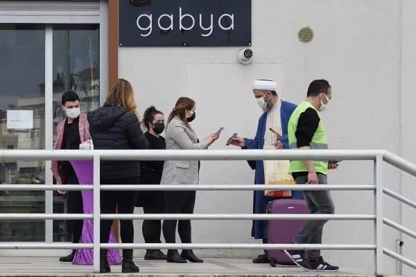 Cübbeli Ahmet'in kızını evlendirdiği düğünde koronavirüs tedbirleri hiçe sayıldı