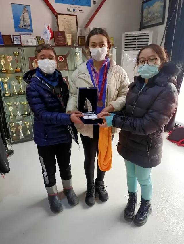 Darıca Yelken Kulübü'nde ilk madalya heyecanı Darıca Yelken Kulübü'nde ilk madalya heyecanı
