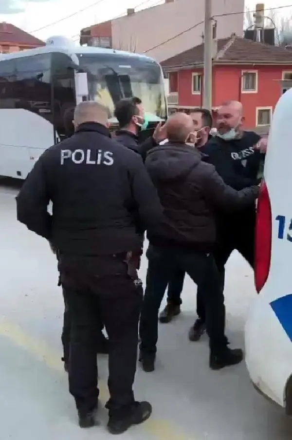 Doktor ve ilaç mümessili polislerle tartıştı; ilaç mümessili 'Sizi Irak'a, Suriye'ye gönderirim' dedi Doktor ve ilaç mümessili polislerle tartıştı; ilaç mümessili 'Sizi Irak'a, Suriye'ye gönderirim' dedi