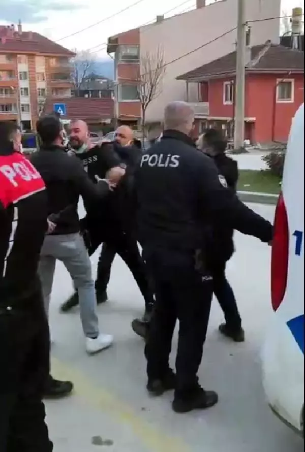 Doktor ve ilaç mümessili polislerle tartıştı; ilaç mümessili 'Sizi Irak'a, Suriye'ye gönderirim' dedi Doktor ve ilaç mümessili polislerle tartıştı; ilaç mümessili 'Sizi Irak'a, Suriye'ye gönderirim' dedi