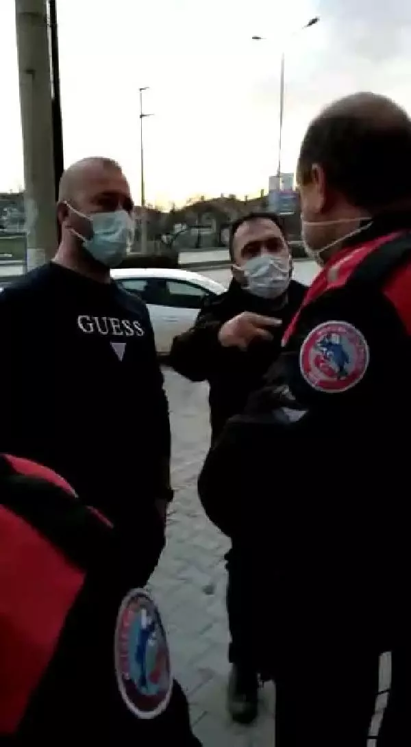 Doktor ve ilaç mümessili polislerle tartıştı; ilaç mümessili 'Sizi Irak'a, Suriye'ye gönderirim' dedi Doktor ve ilaç mümessili polislerle tartıştı; ilaç mümessili 'Sizi Irak'a, Suriye'ye gönderirim' dedi