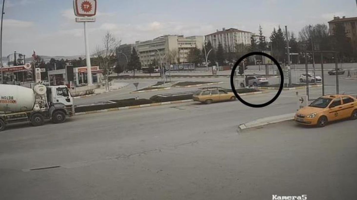 Ecel yaya geçidinde yakaladı! Kaza anı saniye saniye kameraya yansıdı