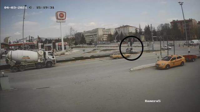 Ecel yaya geçidinde yakaladı! Kaza anı saniye saniye kameraya yansıdı