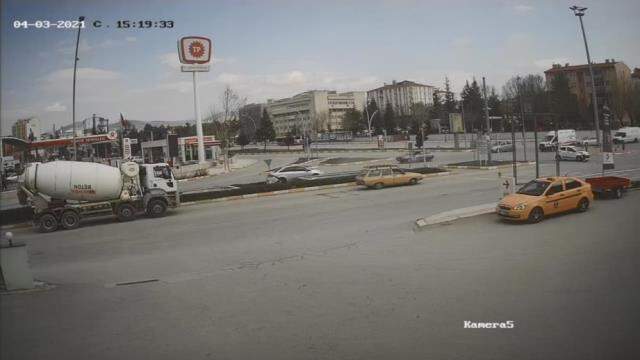 Ecel yaya geçidinde yakaladı! Kaza anı saniye saniye kameraya yansıdı