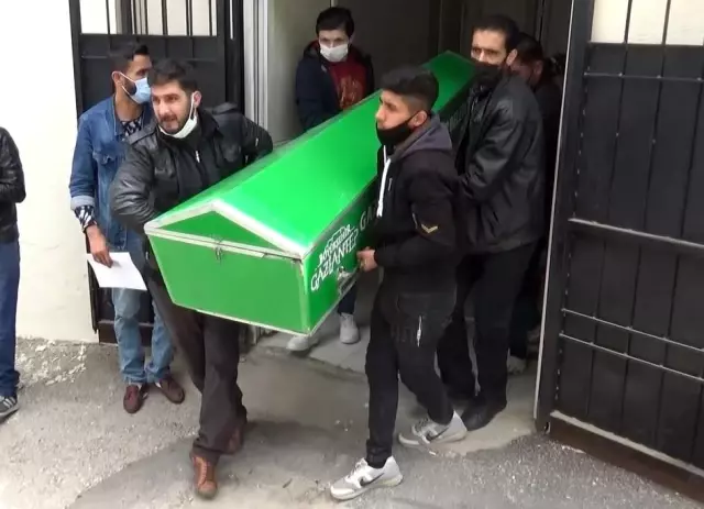 Feci kazada hayatını kaybedenlerin cenazeleri ailelerine teslim edildi Feci kazada hayatını kaybedenlerin cenazeleri ailelerine teslim edildi