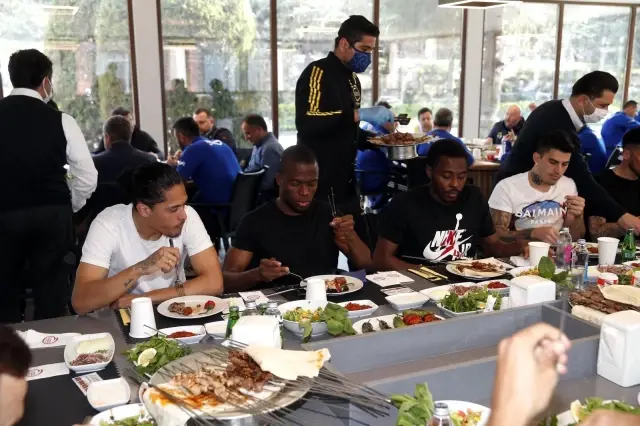 Fenerbahçe'de yöneticiler ve futbol takımı barbekü organizasyonunda bir araya geldi Fenerbahçe'de yöneticiler ve futbol takımı barbekü organizasyonunda bir araya geldi