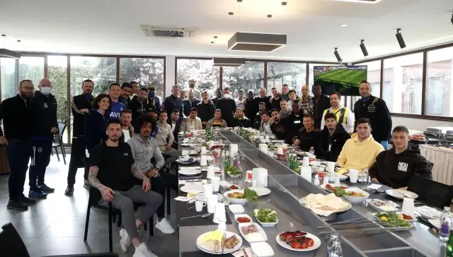 Fenerbahçe'de yöneticiler ve futbol takımı barbekü organizasyonunda bir araya geldi Fenerbahçe'de yöneticiler ve futbol takımı barbekü organizasyonunda bir araya geldi