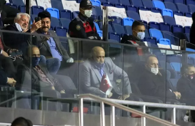 Hak mahrumiyeti biten Murat Sancak tribünde yerini aldı Hak mahrumiyeti biten Murat Sancak tribünde yerini aldı