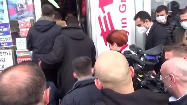 İYİ Parti Genel Başkanı Akşener, Yüksekova'da esnafı ziyaret etti (2) İYİ Parti Genel Başkanı Akşener, Yüksekova'da esnafı ziyaret etti (2)