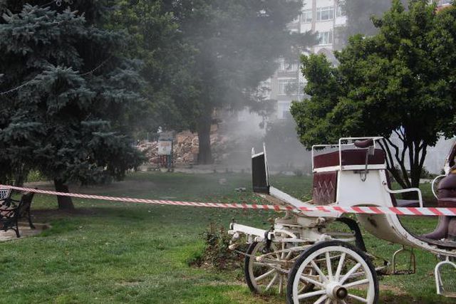 izmit te 28 yil once yanan binanin duvari yik 14040186 o