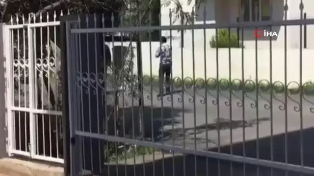 Kadın yere yatırdığı erkeği 'paramı ver diye' dövdü Kadın yere yatırdığı erkeği 'paramı ver diye' dövdü