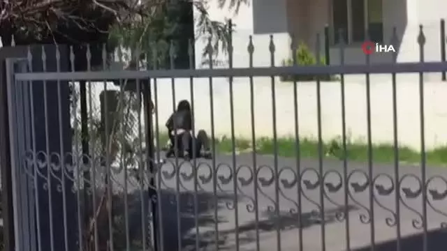 Kadın yere yatırdığı erkeği 'paramı ver diye' dövdü Kadın yere yatırdığı erkeği 'paramı ver diye' dövdü