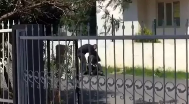 Kadın yere yatırdığı erkeği 'paramı ver diye' dövdü Kadın yere yatırdığı erkeği 'paramı ver diye' dövdü