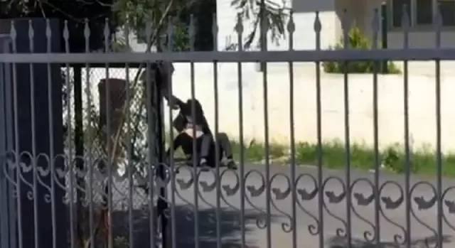 Kadın yere yatırdığı erkeği 'paramı ver diye' dövdü Kadın yere yatırdığı erkeği 'paramı ver diye' dövdü