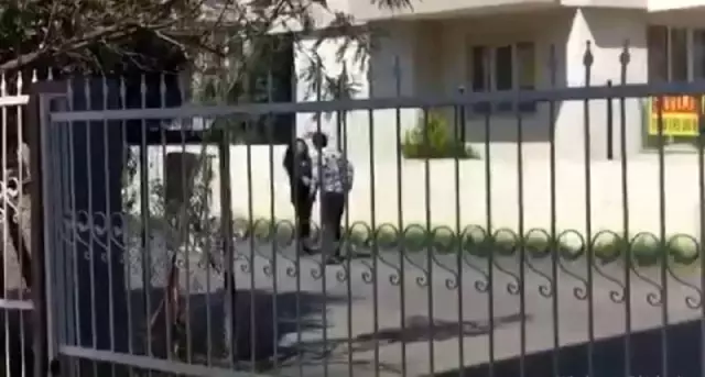 Kadın yere yatırdığı erkeği 'paramı ver diye' dövdü Kadın yere yatırdığı erkeği 'paramı ver diye' dövdü