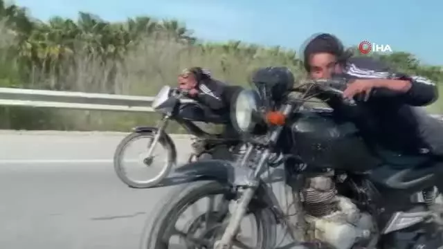 Kısıtlama günü ilginç görüntü... Motosiklete yüzüstü yattılar, hem kendilerini hem de trafiği tehlikeye soktular Kısıtlama günü ilginç görüntü... Motosiklete yüzüstü yattılar, hem kendilerini hem de trafiği tehlikeye soktular