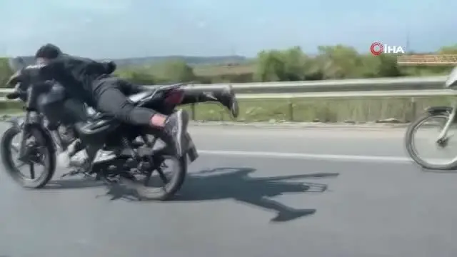 Kısıtlama günü ilginç görüntü... Motosiklete yüzüstü yattılar, hem kendilerini hem de trafiği tehlikeye soktular Kısıtlama günü ilginç görüntü... Motosiklete yüzüstü yattılar, hem kendilerini hem de trafiği tehlikeye soktular