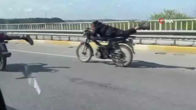 Kısıtlama günü ilginç görüntü... Motosiklete yüzüstü yattılar, hem kendilerini hem de trafiği tehlikeye soktular Kısıtlama günü ilginç görüntü... Motosiklete yüzüstü yattılar, hem kendilerini hem de trafiği tehlikeye soktular