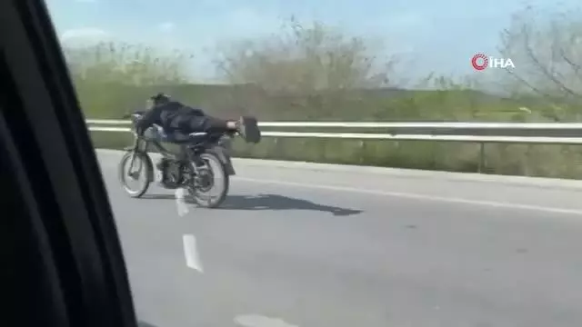 Kısıtlama günü ilginç görüntü... Motosiklete yüzüstü yattılar, hem kendilerini hem de trafiği tehlikeye soktular Kısıtlama günü ilginç görüntü... Motosiklete yüzüstü yattılar, hem kendilerini hem de trafiği tehlikeye soktular
