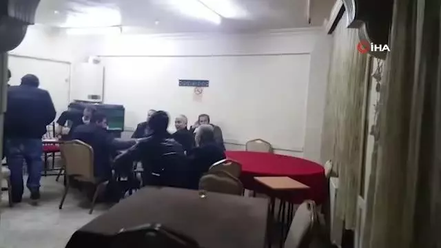 Kısıtlama saatinde kumar oynayan 9 kişiye 56 bin lira ceza Kısıtlama saatinde kumar oynayan 9 kişiye 56 bin lira ceza